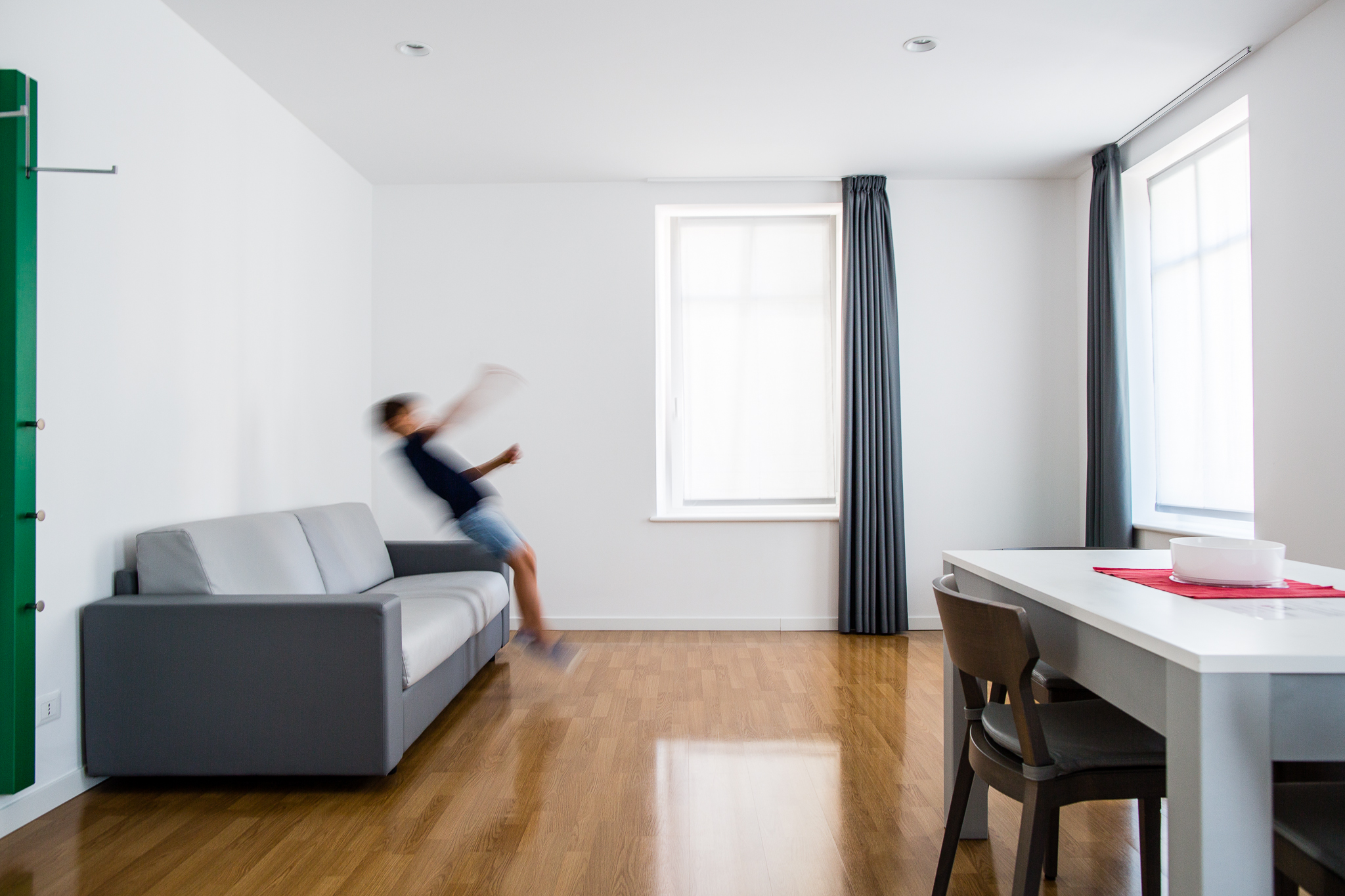 Lounge with sofa of the Deluxe 60 sqm apartment, Palamostre Residence, Udine