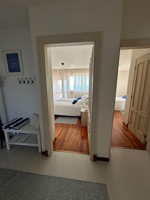 Corridor of the apartment in Grado with view into the bedroom