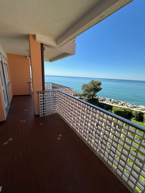 Ampio balcone dell'appartamento di Grado affacciato direttamente sul mare e sulla scogliera