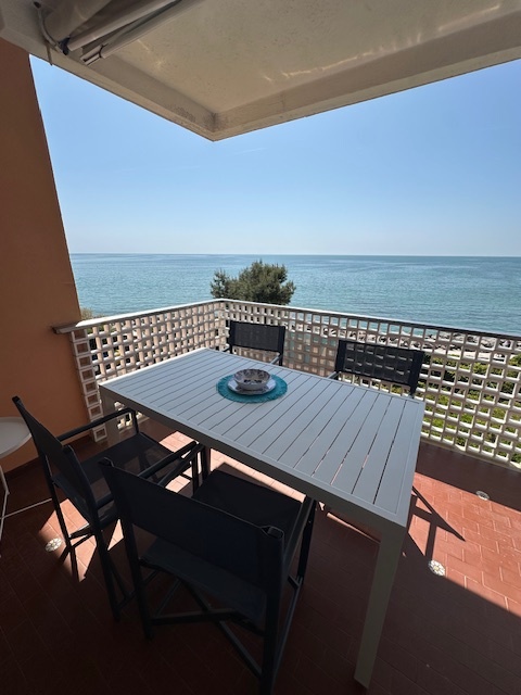 Pranzo all'aperto sulla terrazza dell'appartamento di Grado, tavolo e sedie con vista sul mare