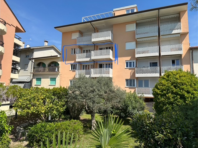 Esterno del palazzo a Grado che ospita l'appartamento Colazione sul mare, immerso nel verde