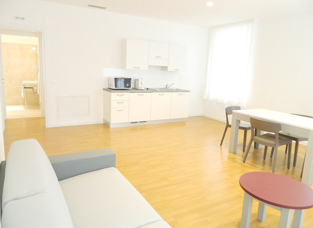 Stilvoll eingerichtetes Doppelschlafzimmer des Superior-Apartments, Palamostre Residence Udine