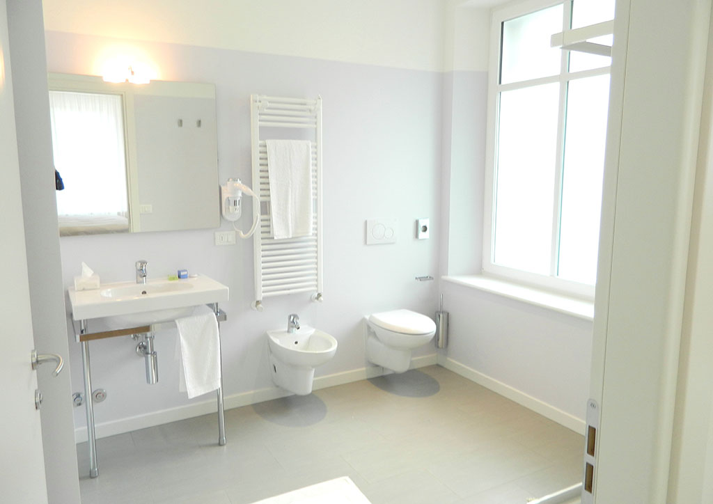 Eigenes Bad mit großer Dusche des Superior-Apartments, Palamostre Residence Udine