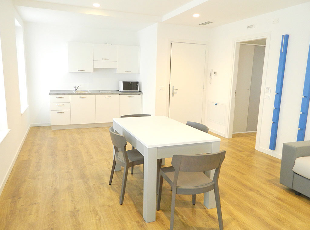Wohnzimmer mit Kochecke eines Deluxe-Apartments mit 60 m², Palamostre Residence, Udine