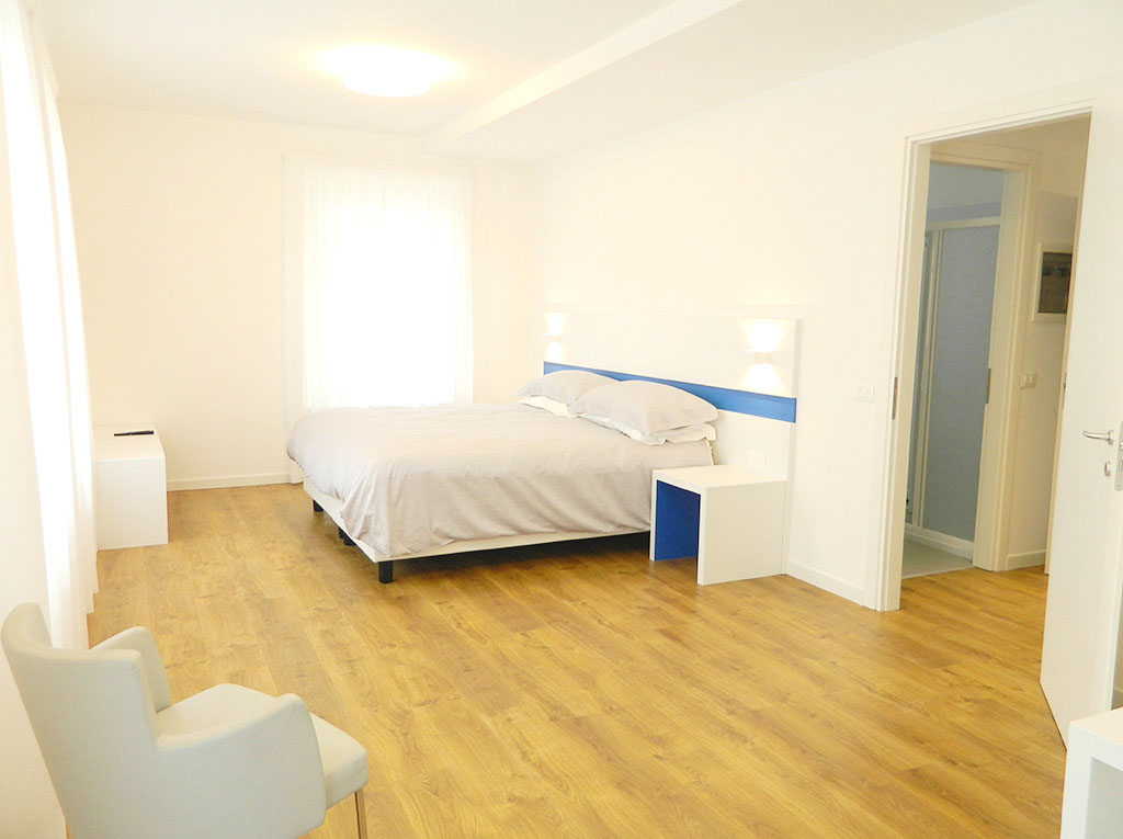 Wohnbereich des Deluxe-Apartments mit 60 m² und Kochecke, Palamostre Residence, Udine