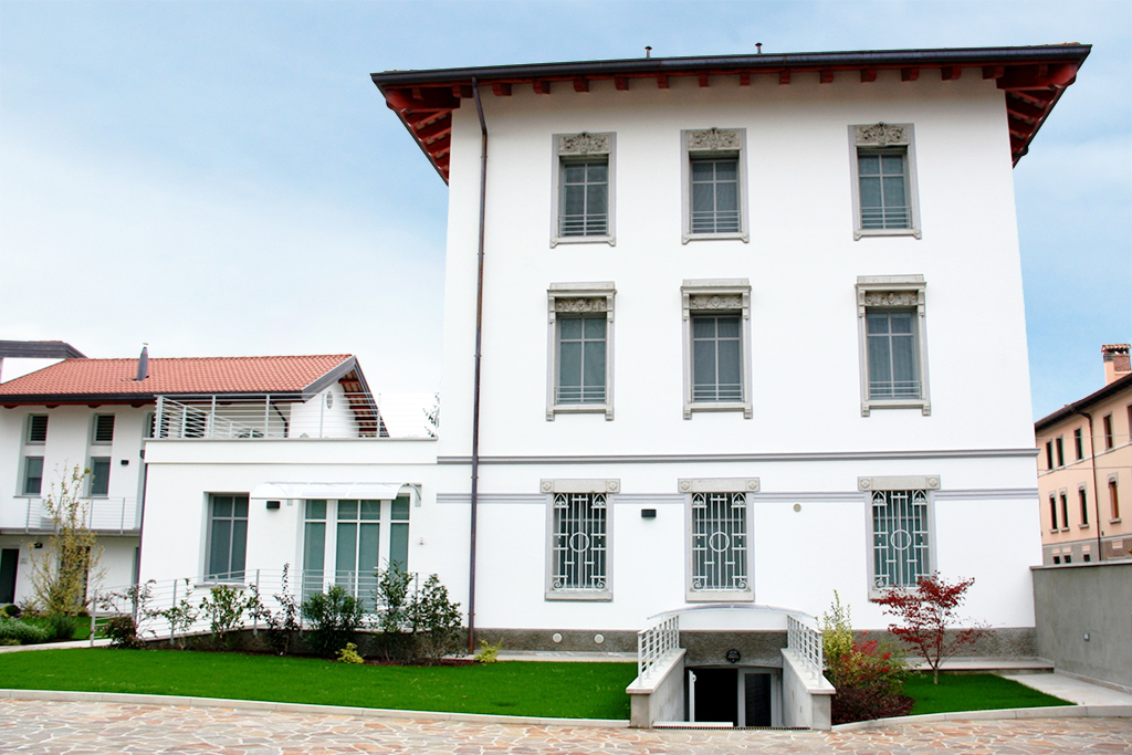 Esterno della villa Liberty del Palamostre Residence con dettagli decorativi della facciata