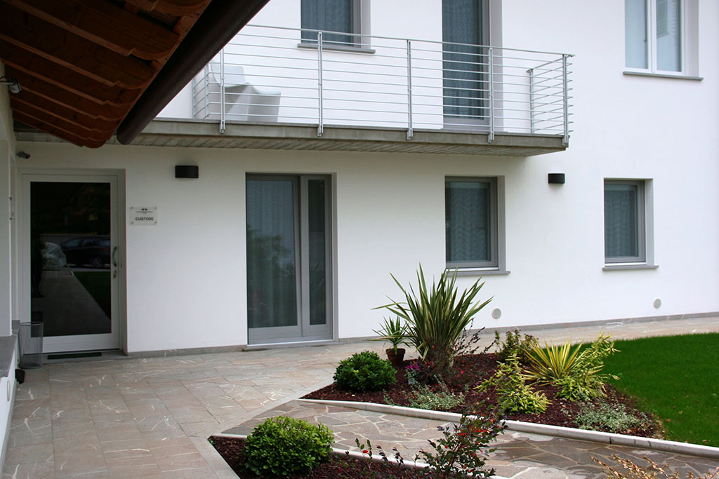Ingresso e giardino del palazzo Liberty del Palamostre Residence a Udine