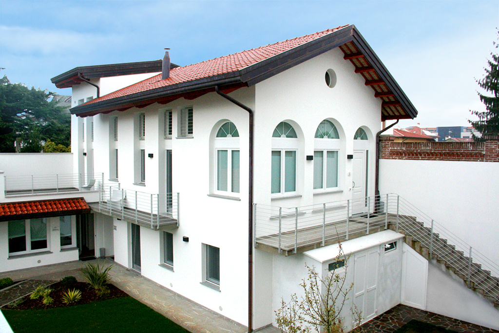 Esterno del Palamostre Residence con area verde nella zona residenziale di Udine