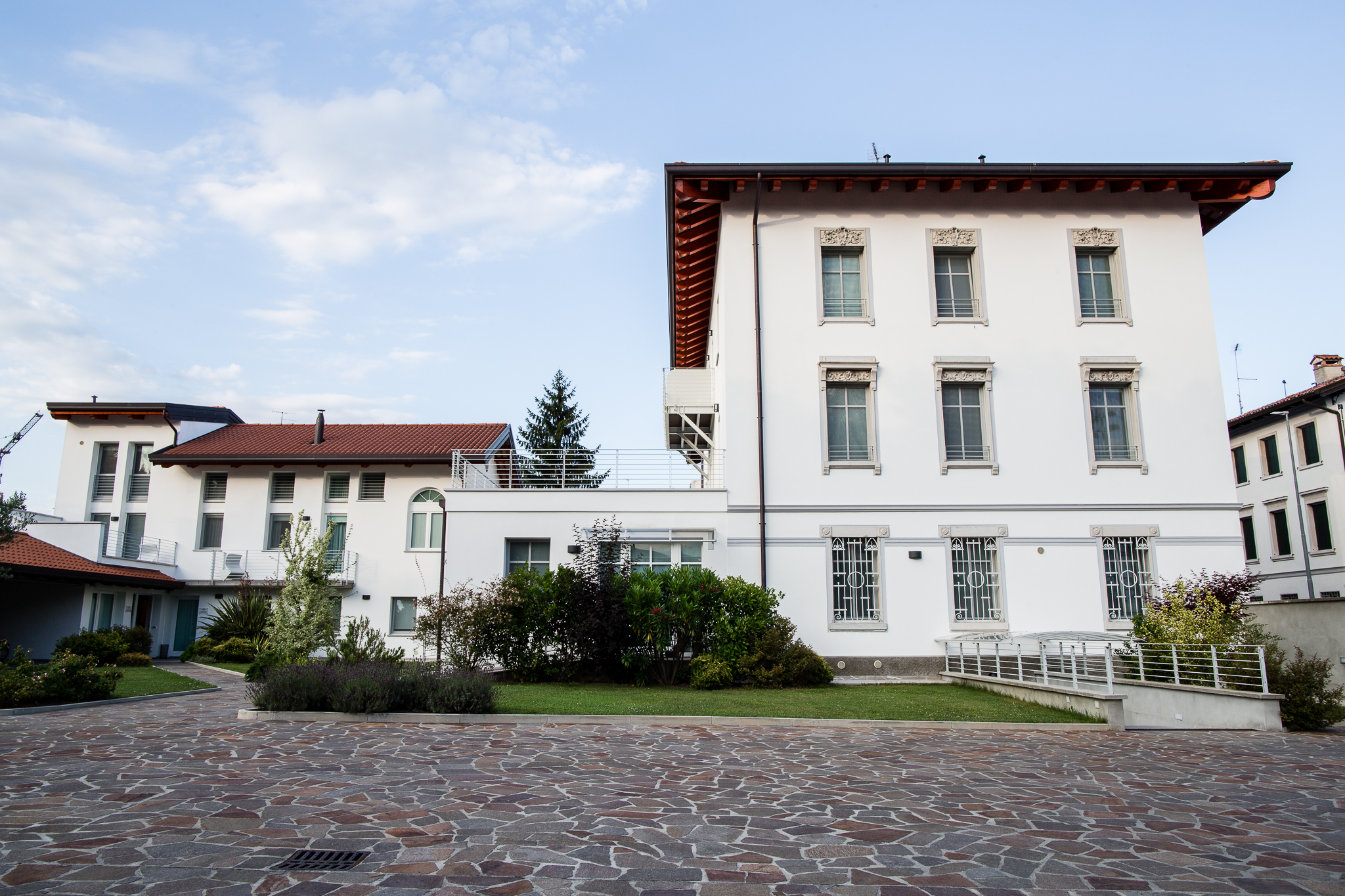 Facciata della villa Liberty del Palamostre Residence, Udine